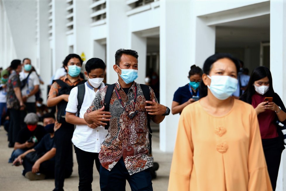V Indonéském stadionu Senayan se mohou zájemci nechat naočkovat vakcínou od AstraZeneky