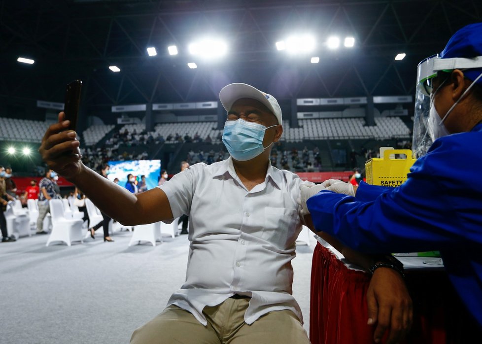 V Indonéském stadionu Senayan se mohou zájemci nechat naočkovat vakcínou od AstraZeneky