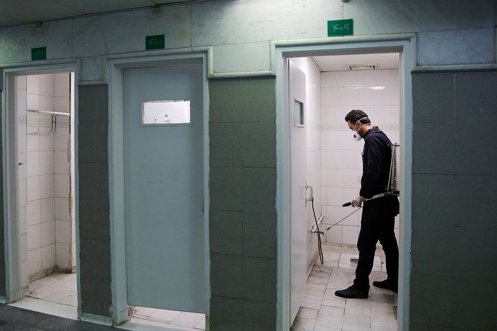 Pracovníci dezinfikují záchody ve svatyni Imama Rézy v íránském Mašhadu (29.2.2020)