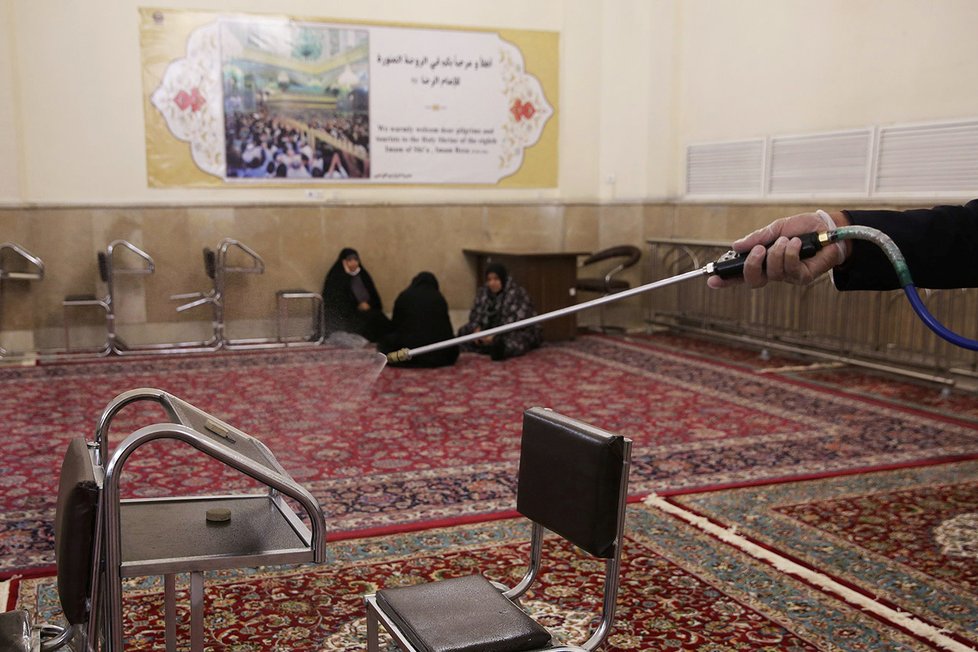 Pracovníci dezinfikují svatyni Imama Rézy v íránském Mašhadu (29.2.2020)