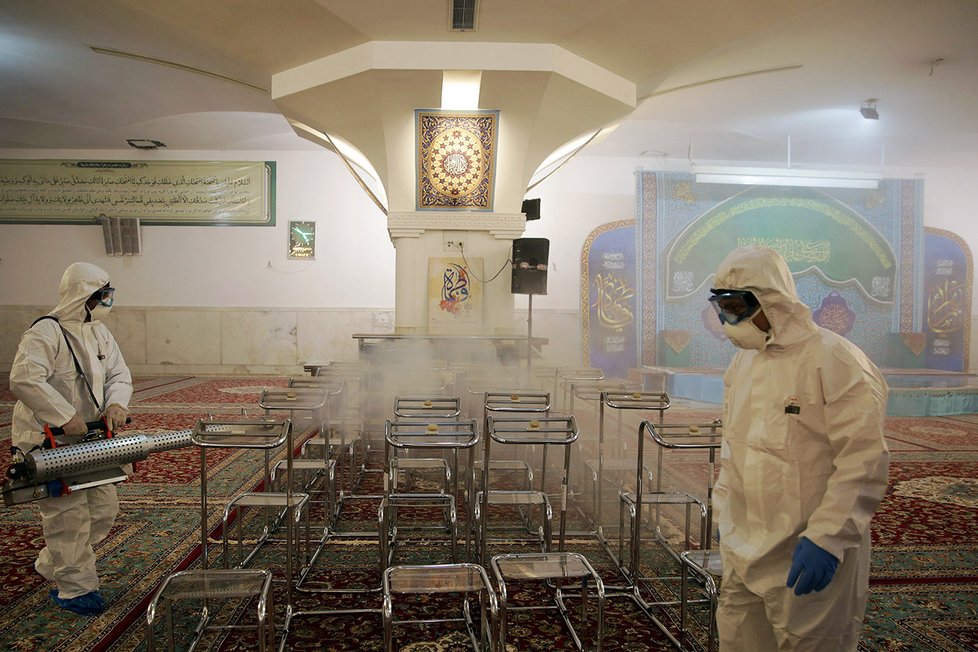 Pracovníci dezinfikují svatyni Imama Rézy v íránském Mašhadu (29.2.2020)