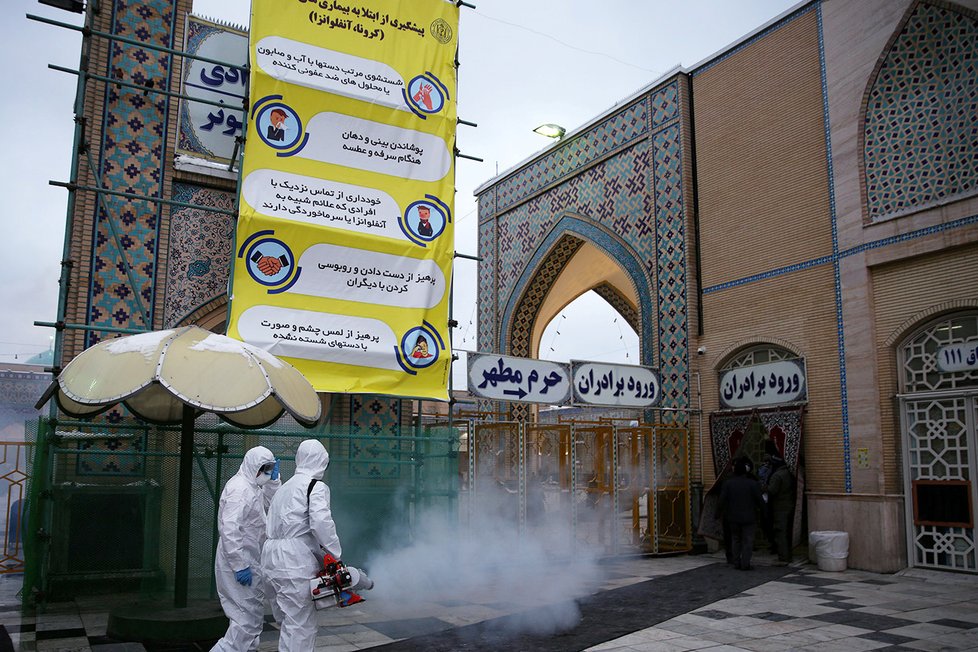 Pracovníci dezinfikují i venek svatyně Imama Rézy v íránském Mašhadu (29.2.2020)