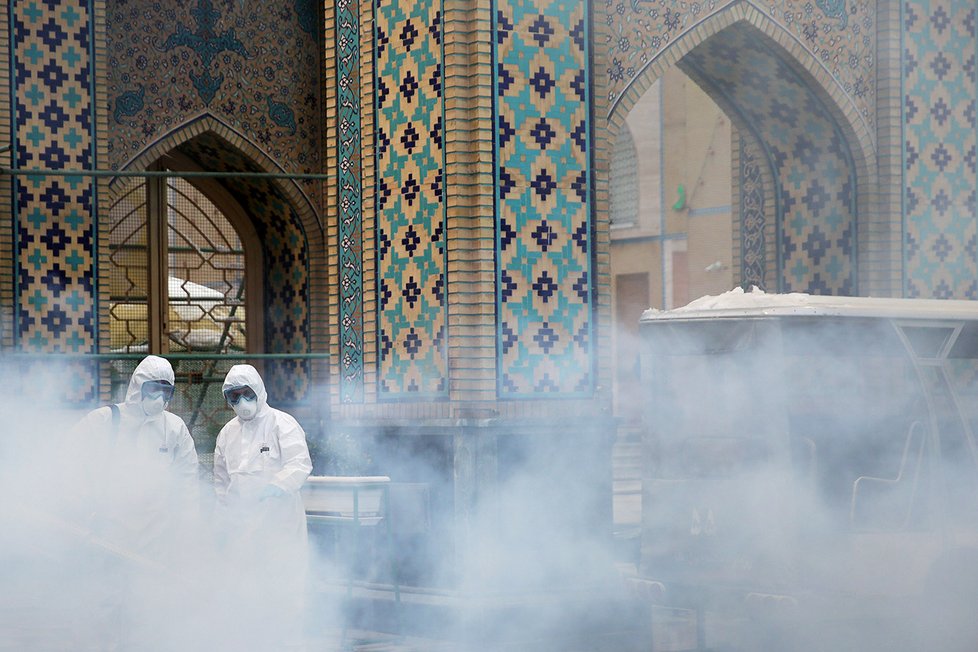 Pracovníci dezinfikují i venek svatyně Imama Rézy v íránském Mašhadu (29.2.2020)