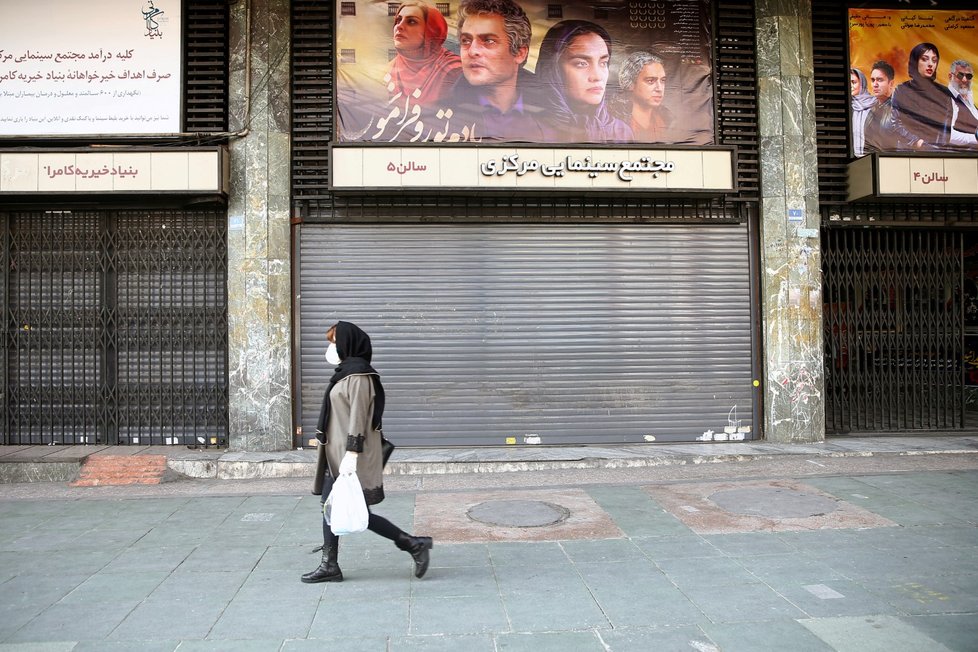 Lidé s rouškami v Íránu (29.2.2020)