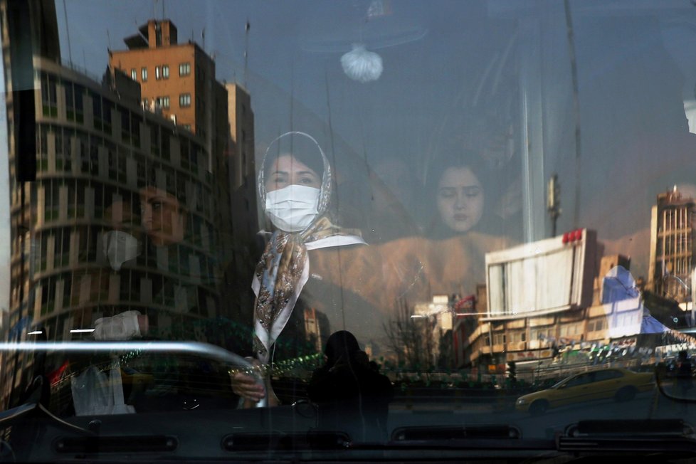 Íránská žena s rouškou v autobuse (29.2.2020)