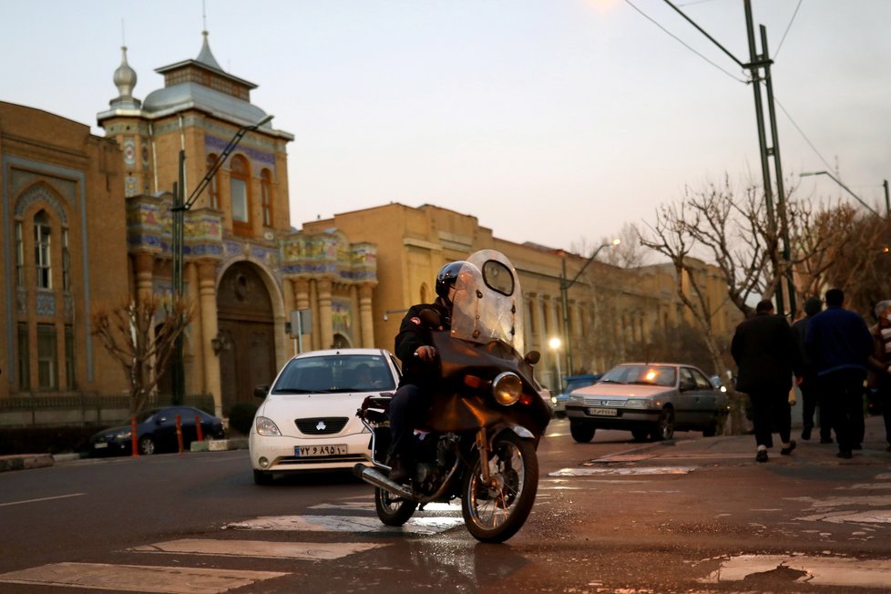 Koronavirus v Íránu: V zemi v době pandemie &#34;letí&#34; upravené motorky s plexisklem.