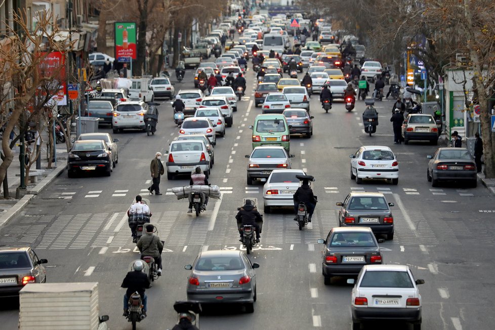 Koronavirus v Íránu: V zemi v době pandemie &#34;letí&#34; upravené motorky s plexisklem.