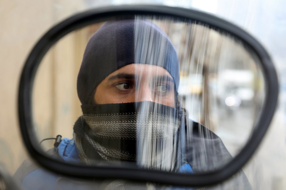 Koronavirus v Íránu: V zemi v době pandemie &#34;letí&#34; upravené motorky s plexisklem.