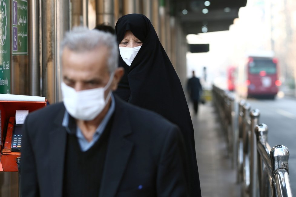 V Íránu se občané bez roušky na ulici nevydají