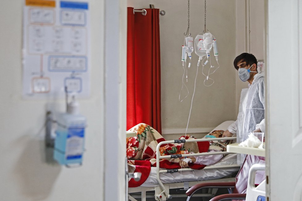 Nemoci COVID-19 v Íránu podle zdrojů v íránském zdravotnictví podlehlo nejméně 210 lidí. Oficiálně íránské úřady v pondělí 2.3. uvedly, že mrtvých je 66.