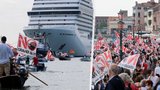 Bouřlivé vyplutí první výletní lodi po roce z Benátek: Ze břehu i z člunů jí spílali demonstranti