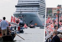 Bouřlivé vyplutí první výletní lodi po roce z Benátek: Ze břehu i z člunů jí spílali demonstranti