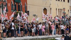 Z italských Benátek po roce odplula první výletní loď. Provázely ji protesty (5.6.2021)