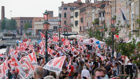 Z italských Benátek po roce odplula první výletní loď. Provázely ji protesty (5.6.2021)