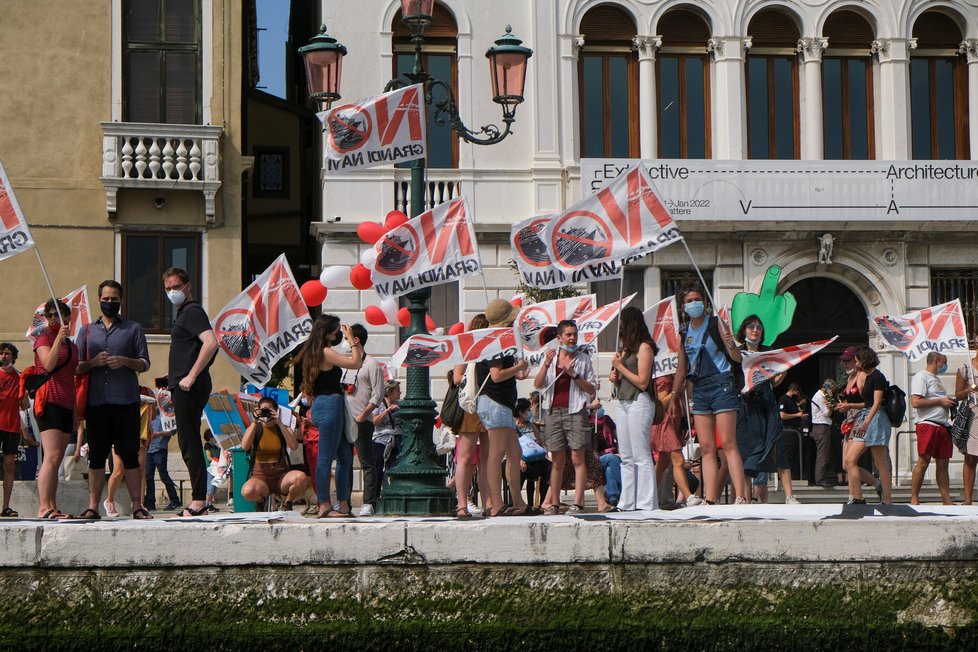 Z italských Benátek po roce odplula první výletní loď. Provázely ji protesty (5. 6. 2021).