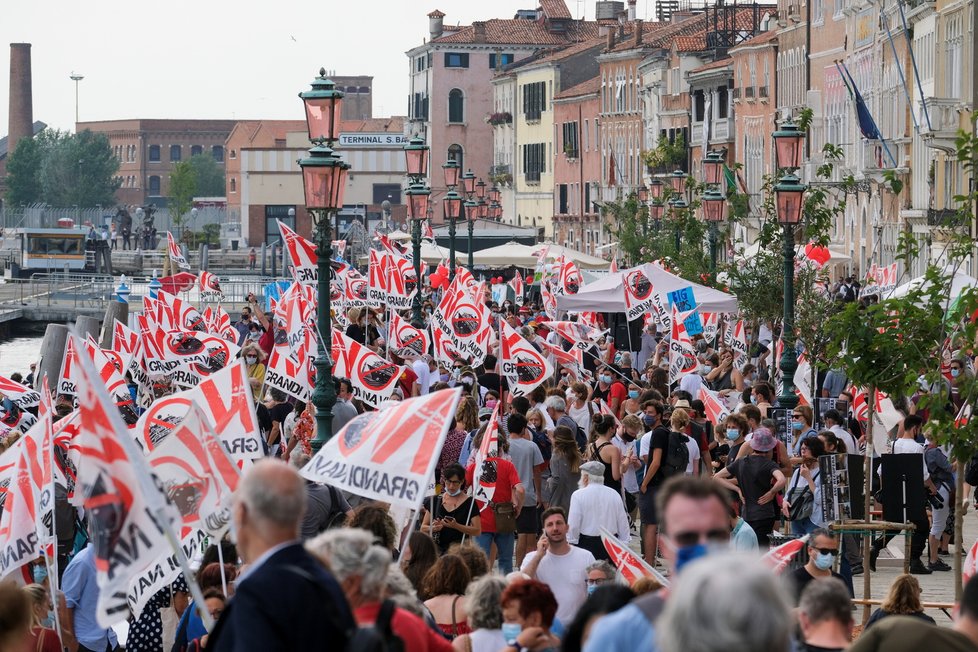 Z italských Benátek po roce odplula první výletní loď. Provázely ji protesty (5. 6. 2021)