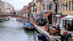 Lidé v Benátkách si užívají částečné rozvolnění restrikcí.