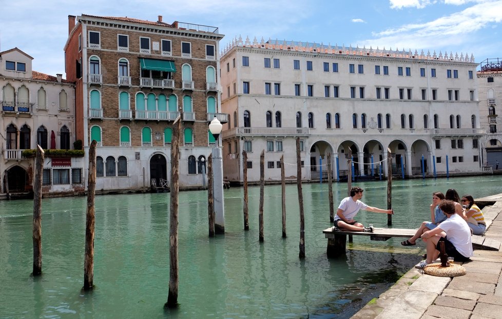 Do italských Benátek se pomalu vrací turisté.