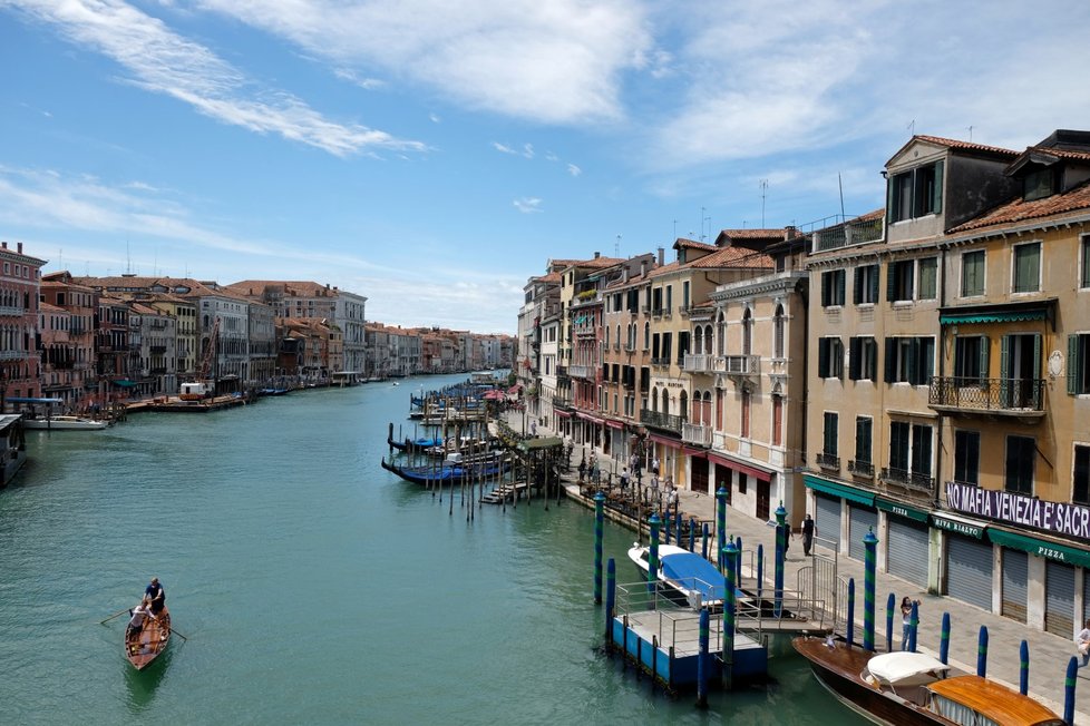 Do italských Benátek se pomalu vrací turisté.