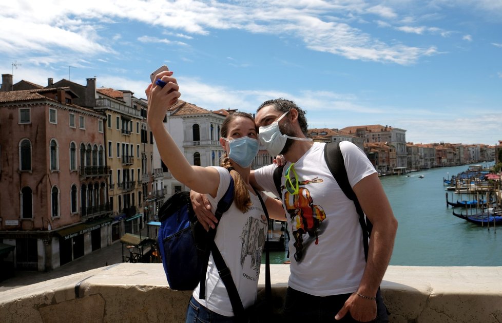 Do italských Benátek se pomalu vrací turisté.