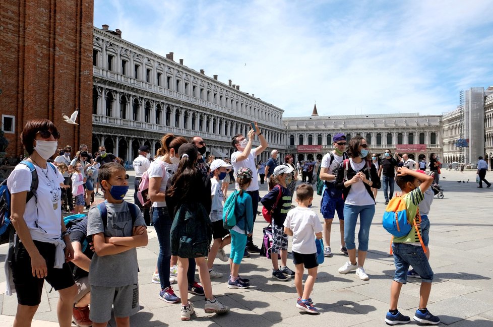 Do italských Benátek se pomalu vrací turisté.