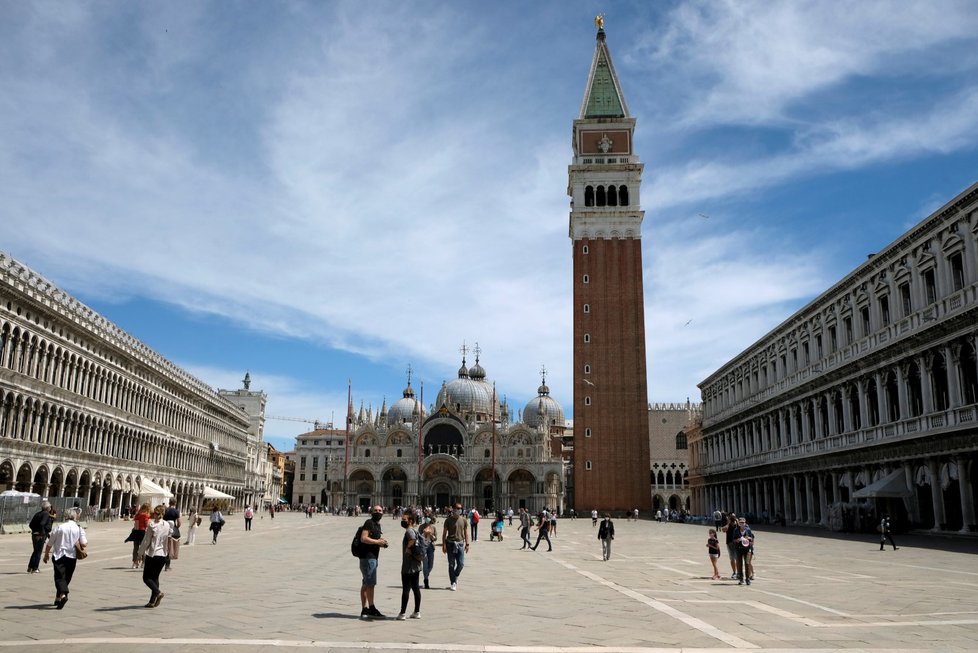 Do italských Benátek se pomalu vrací turisté.