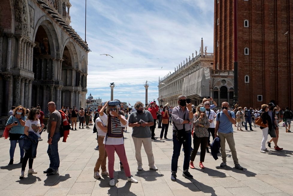 Do italských Benátek se pomalu vrací turisté.