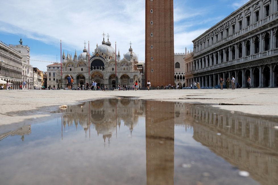 Do italských Benátek se pomalu vrací turisté.