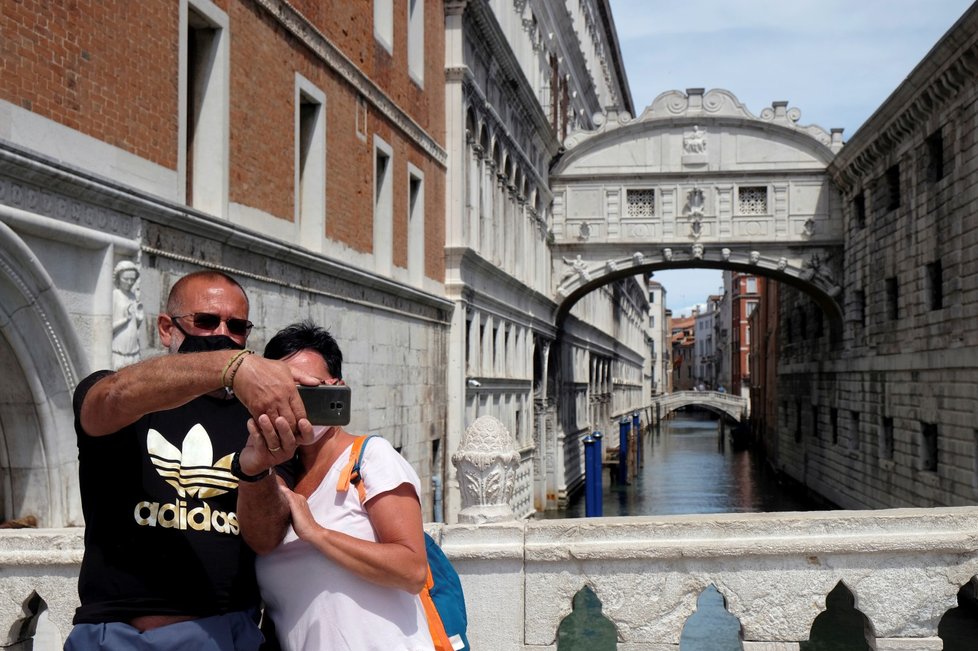 Do italských Benátek se pomalu vrací turisté.