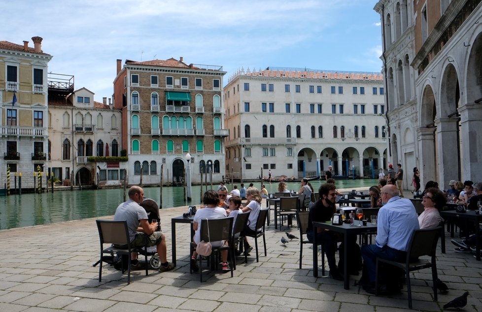 Do italských Benátek se pomalu vrací turisté.