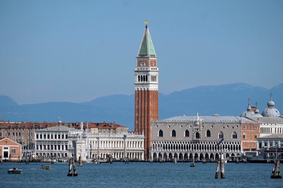 Do italských Benátek se pomalu vrací turisté.