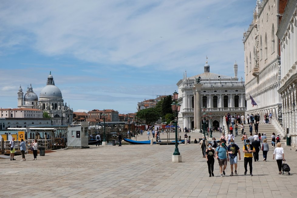 Do italských Benátek se pomalu vrací turisté.