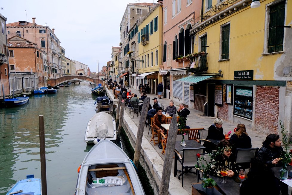 Lidé v Benátkách si užívají částečné rozvolnění restrikcí.