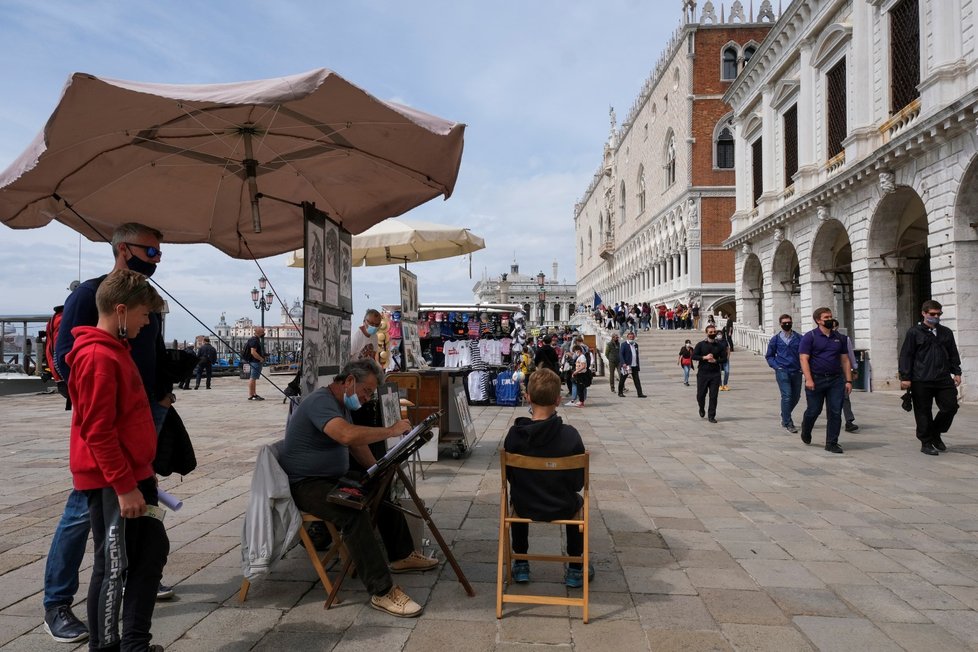 Do Benátek se vrací turisté.