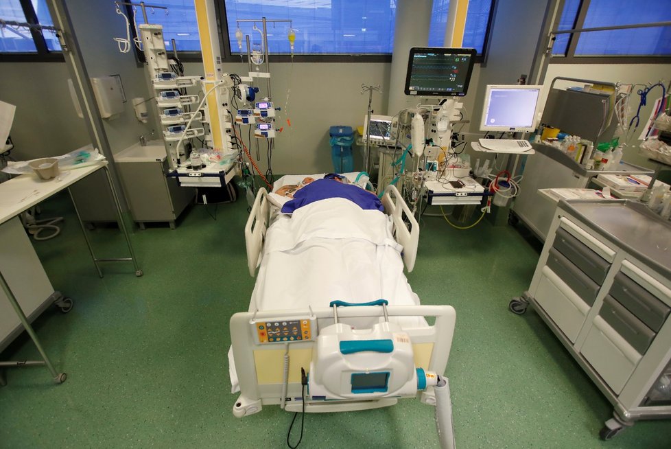 JIP v nemocnici v italském Bergamu rok poté, co tu zdravotní péče kolabovala. Pacientů s covidem výrazně ubylo (18. 3. 2021)