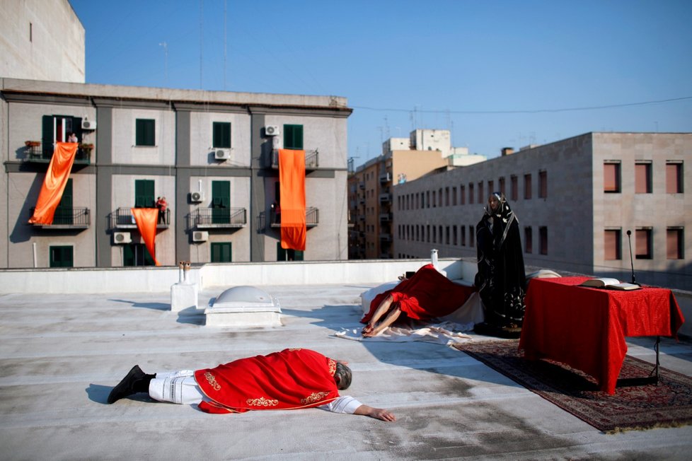 Bohoslužba v nejpostiženější zemi v Evropě, v Itálii, se odehrála na střeše. Lidé ji sledovali z balkónů (11. 4. 2020).