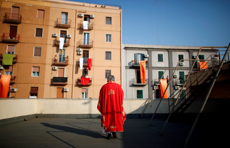 Bohoslužba v nejpostiženější zemi v Evropě, v Itálii, se odehrála na střeše. Lidé ji sledovali z balkónů (11. 4. 2020).