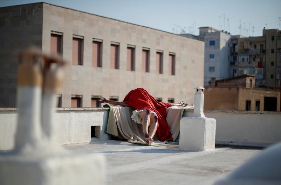 Bohoslužba v nejpostiženější zemi v Evropě, v Itálii, se odehrála na střeše. Lidé ji sledovali z balkónů (11. 4. 2020)
