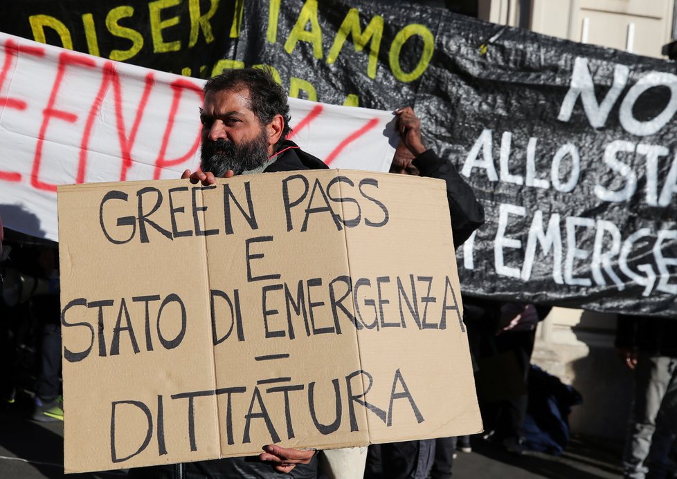 Tisíce Italů protestovaly proti covidovým pasům, zaútočili na sídlo odborové centrály