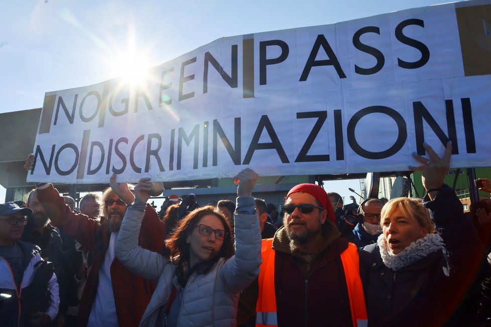 Tisíce Italů protestovaly proti covidovým pasům, zaútočili na sídlo odborové centrály