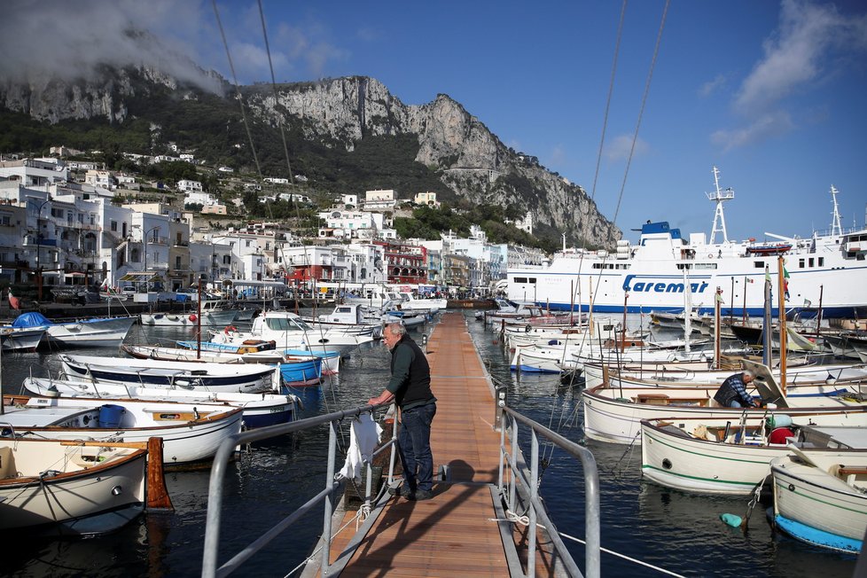 Pandemie koronaviru na ústupu: Ožil i italský ostrov Capri