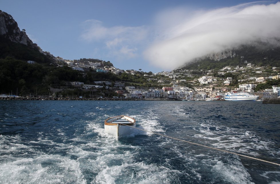 Pandemie koronaviru na ústupu: Ožil i italský ostrov Capri.