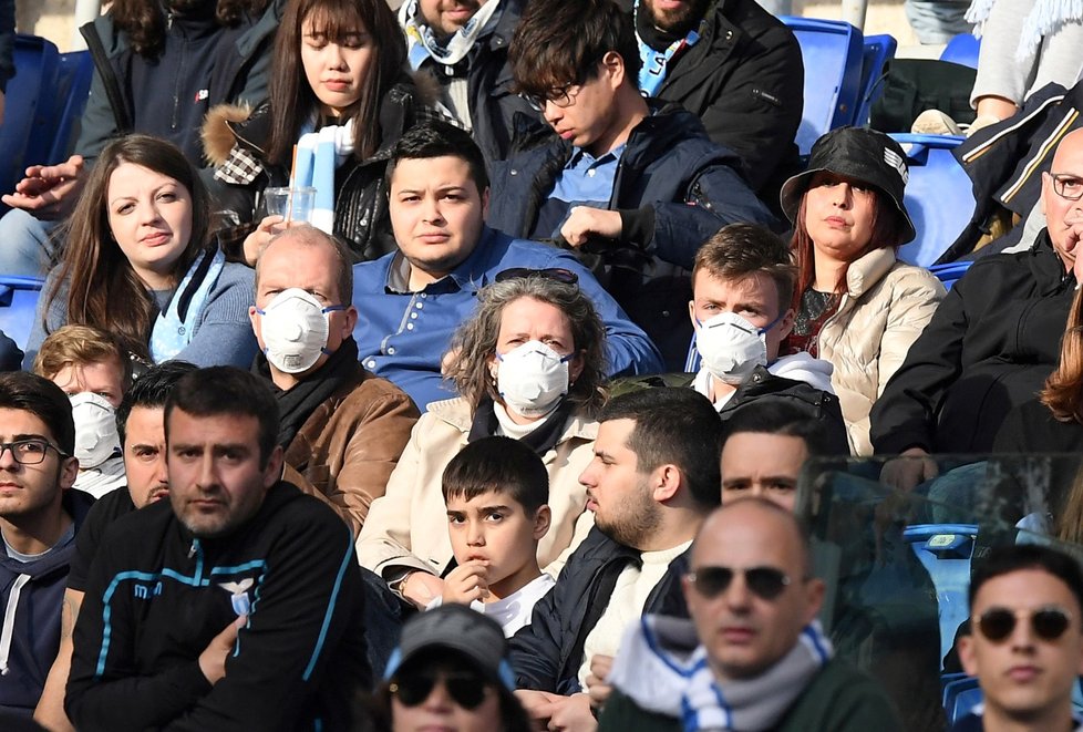 Lidé v rouškách na fotbalovém zápase Lazio Řím vs. Boloňa v Římě