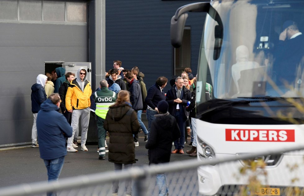 Holandští studenti se vrací z lyžařského výletu v Itálii