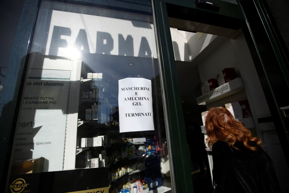 Milánské lékárny hlásí, že roušky jsou vyprodané.
