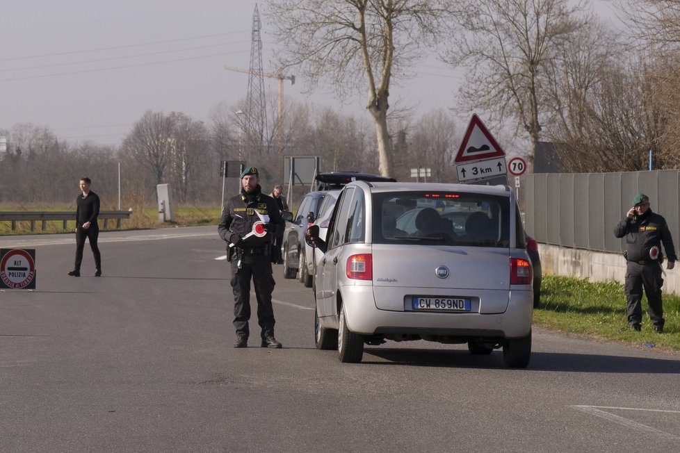 Policejní kontroly před italským městem Casalpusterlengo, které je kvůli epidemii koronaviru v karanténě.