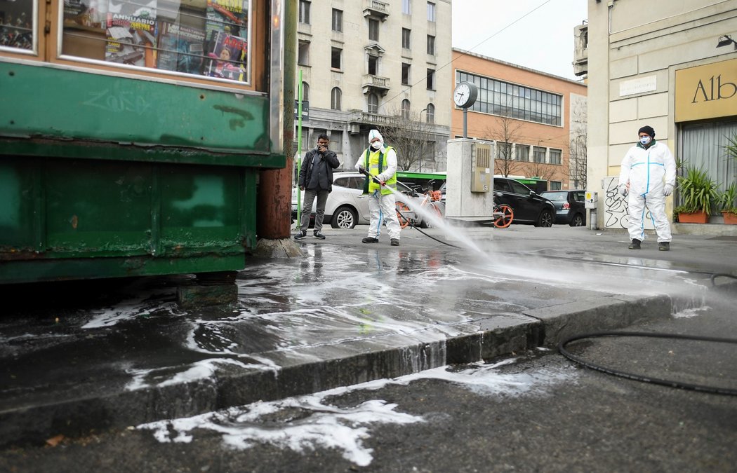 Čištění ulic v italském Miláně. (13.3.2020)