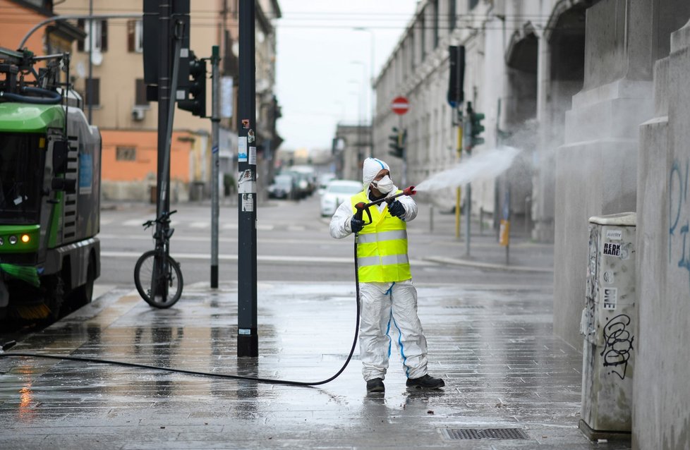 Čištění ulic v italském Miláně. (13.3.2020)