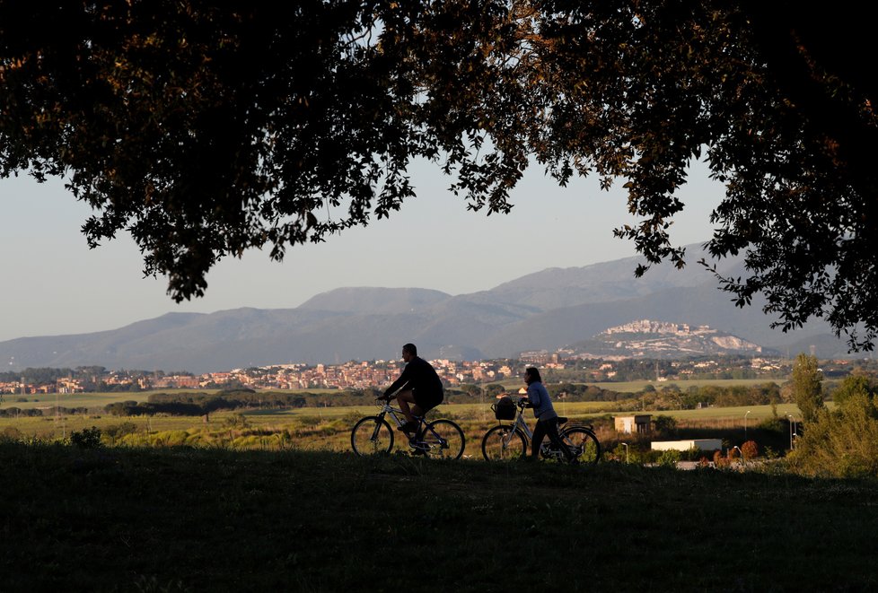 Italové si do sytosti užívají rozvolnění karantény, (05.05.2020).