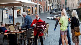 Itálie zpřísňuje opatření kvůli šíření koronaviru. Zavřené budou všechny obchody kromě těch s potravinami a lékáren. Dočasně se uzavřou i všechny bary, restaurace a kadeřnictví.